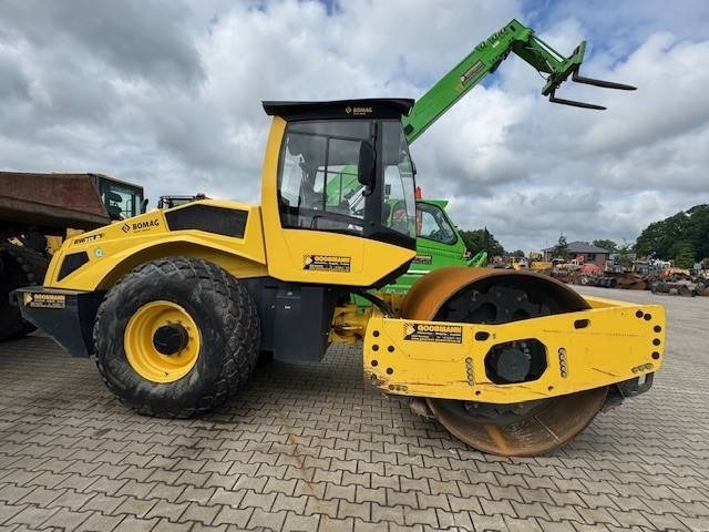 Bomag BW 213 D -5 - Vibrorullis: foto 1 Bomag BW 213 D -5 - Vibrorullis: foto 1