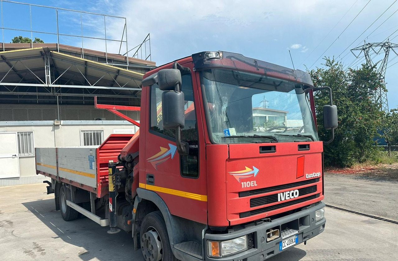 Motrice Iveco con la gru - Bortu kravas automašīna/ Platforma, Kravas auto ar manipulatoru: foto 1 Motrice Iveco con la gru - Bortu kravas automašīna/ Platforma, Kravas auto ar manipulatoru: foto 1