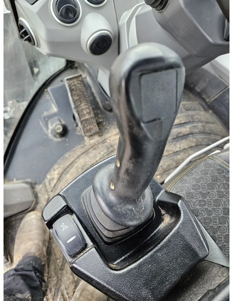 Riteņu iekrāvējs Case 821G: foto 13