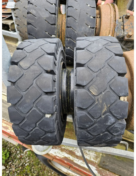 Michelin 18x7-8 (180/70-8) full rubber - Riepa: foto 1 Michelin 18x7-8 (180/70-8) full rubber - Riepa: foto 1