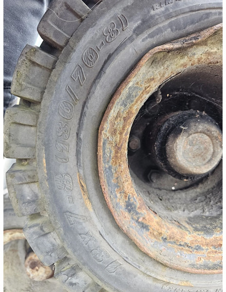 Michelin 18x7-8 (180/70-8) full rubber - Riepa: foto 3 Michelin 18x7-8 (180/70-8) full rubber - Riepa: foto 3