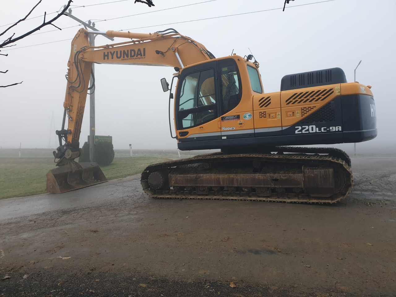 Hyundai R 220 LC-9A - Kāpurķēžu ekskavators: foto 1 Hyundai R 220 LC-9A - Kāpurķēžu ekskavators: foto 1