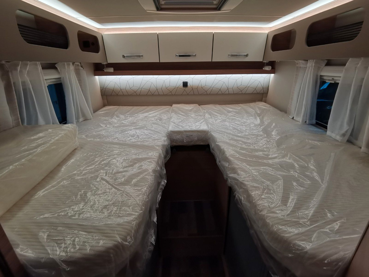 Daļēji integrētais kemperis Weinsberg CARACOMPACT 600 MEG EDITION-PEPPER/ EINZELBETTEN: foto 18