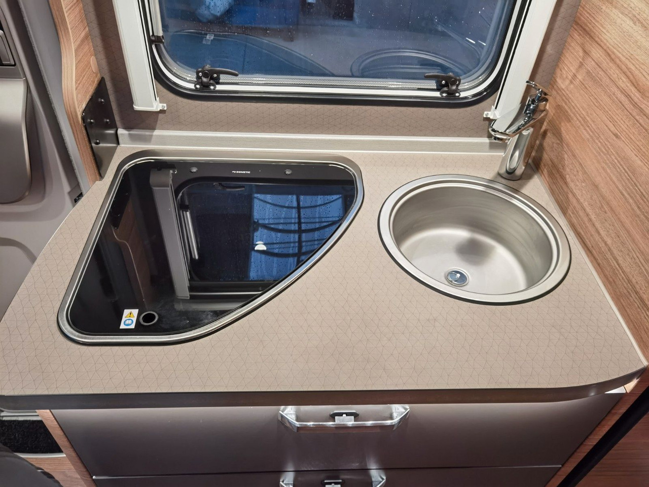 Daļēji integrētais kemperis Weinsberg CARACOMPACT 600 MEG EDITION-PEPPER/ EINZELBETTEN: foto 17