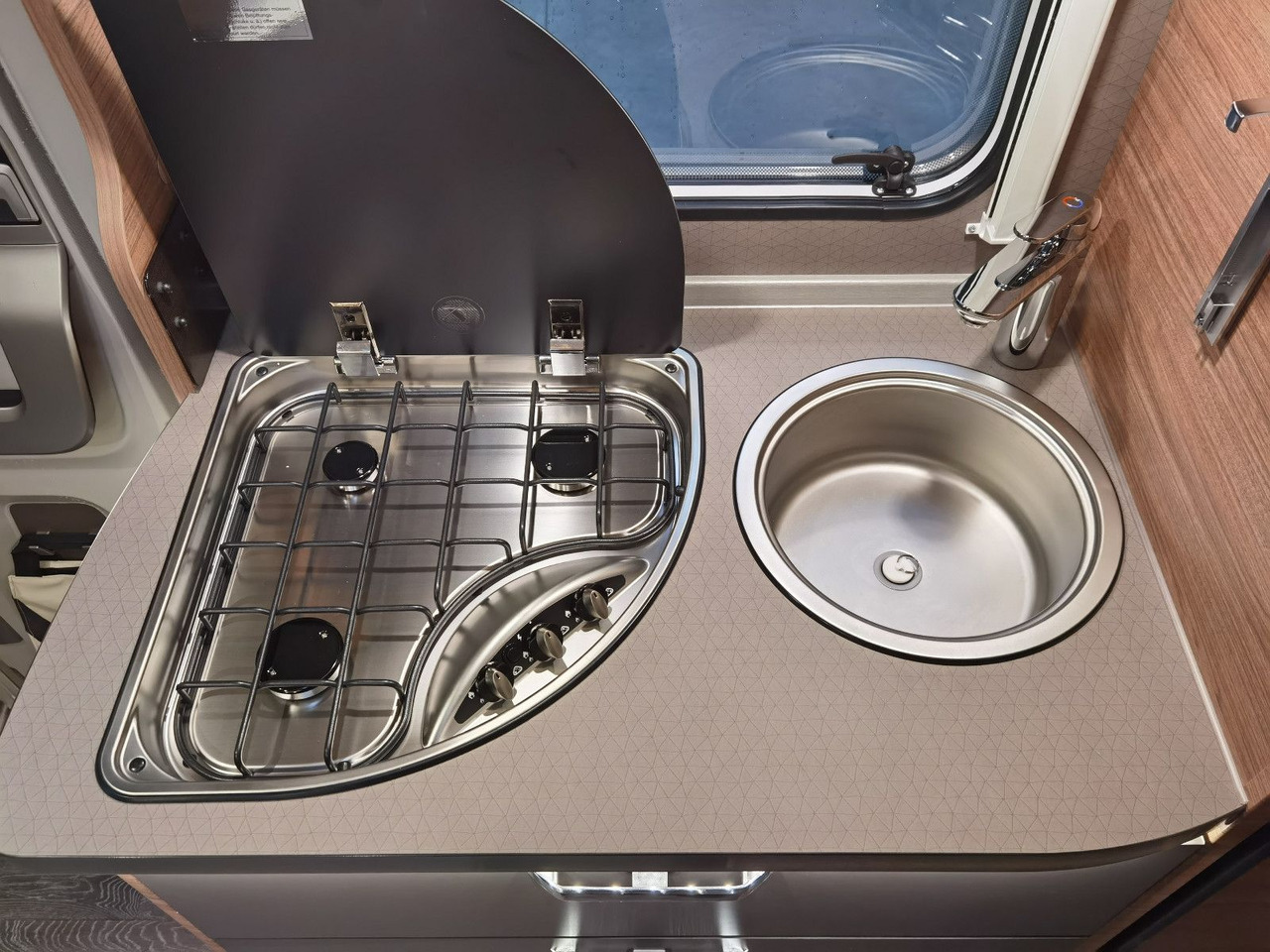 Daļēji integrētais kemperis Weinsberg CARACOMPACT 640 MEG EDITION-PEPPER / MODELL 2025: foto 15
