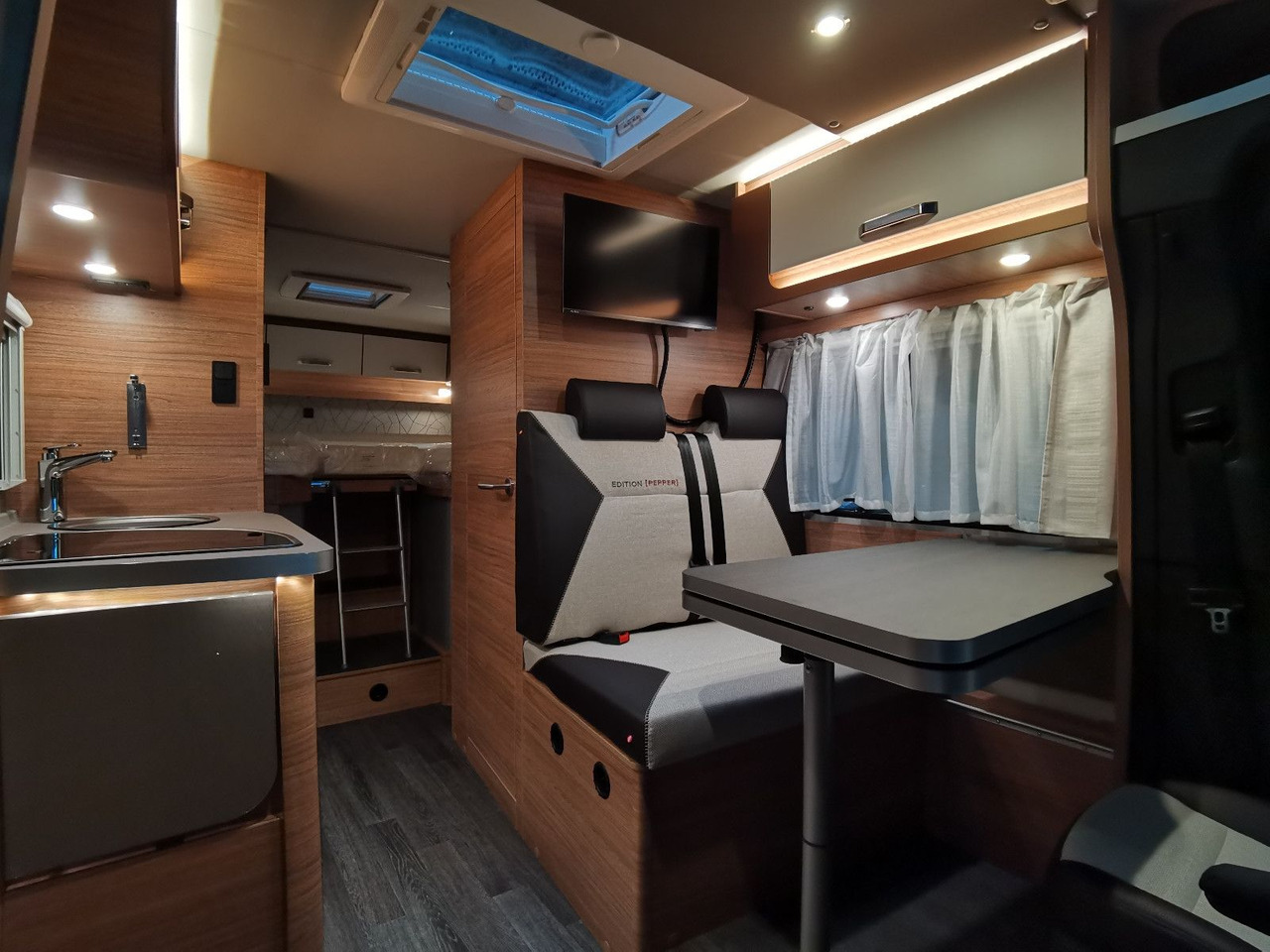 Daļēji integrētais kemperis Weinsberg CARACOMPACT 640 MEG EDITION-PEPPER / MODELL 2025: foto 11