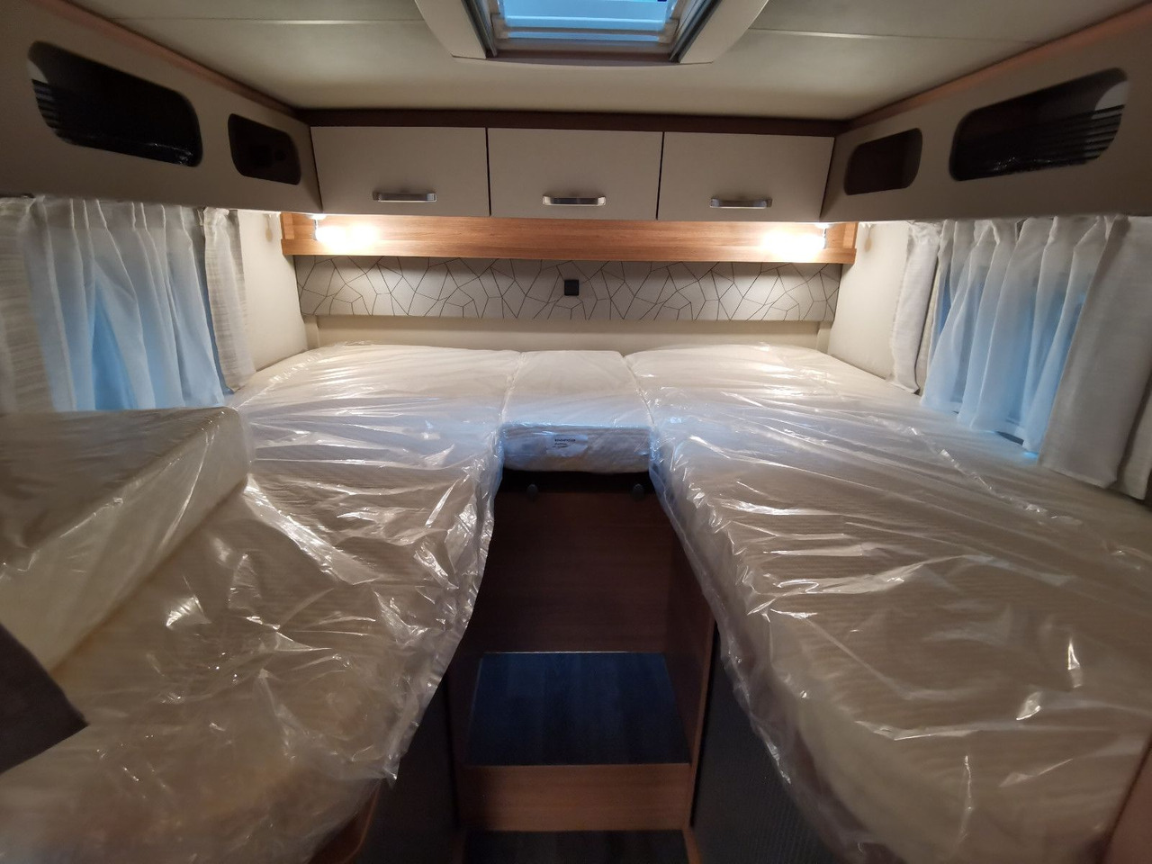 Daļēji integrētais kemperis Weinsberg CARACOMPACT 640 MEG EDITION-PEPPER / MODELL 2025: foto 17