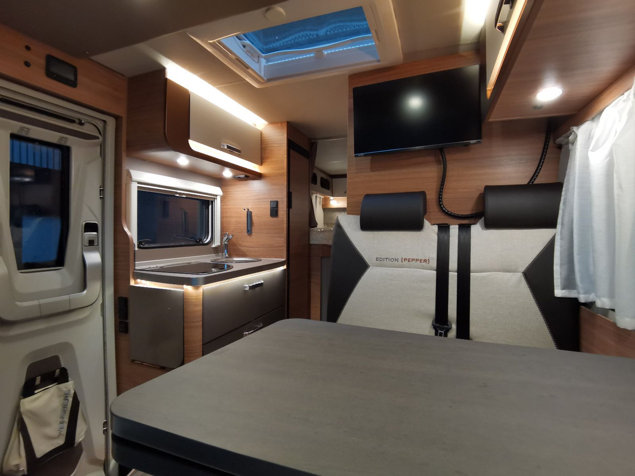 Daļēji integrētais kemperis Weinsberg CARACOMPACT 640 MEG EDITION-PEPPER / MODELL 2025: foto 13
