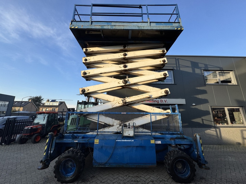 Holland lift Combistar B-195DL25 Schaarhoogwerker 22M Werkhoogte Hatz Diesel 4X4 2003 - Šķērveida pacēlājs: foto 4 Holland lift Combistar B-195DL25 Schaarhoogwerker 22M Werkhoogte Hatz Diesel 4X4 2003 - Šķērveida pacēlājs: foto 4