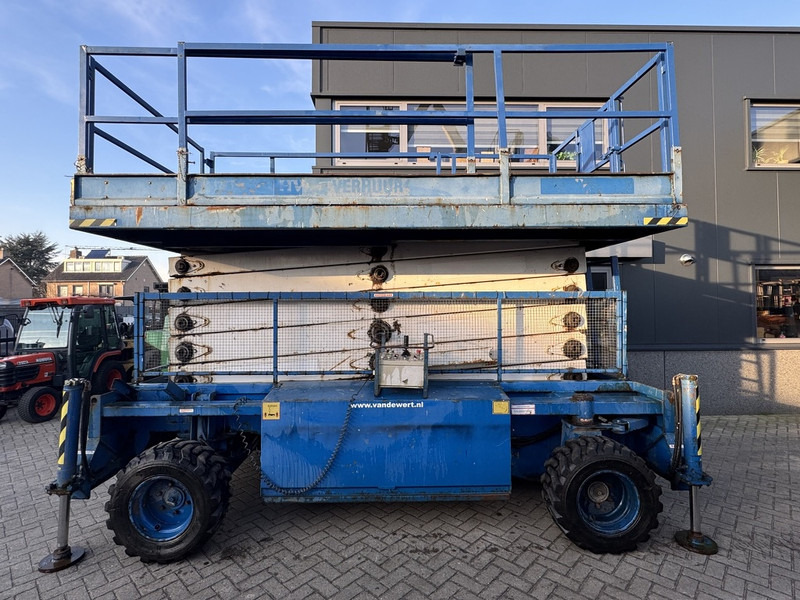 Holland lift Combistar B-195DL25 Schaarhoogwerker 22M Werkhoogte Hatz Diesel 4X4 2003 - Šķērveida pacēlājs: foto 2 Holland lift Combistar B-195DL25 Schaarhoogwerker 22M Werkhoogte Hatz Diesel 4X4 2003 - Šķērveida pacēlājs: foto 2