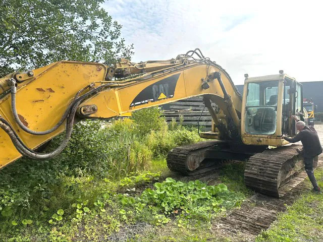 Kāpurķēžu ekskavators Caterpillar 320: foto 10