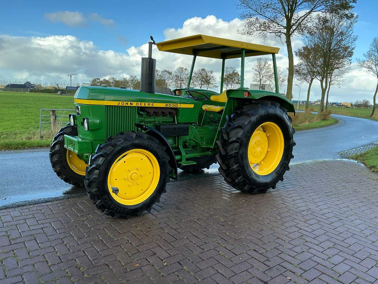 1977 JOHN DEERE 2030S ALL-WHEEL DRIVE FARM TRACTOR - Traktors: foto 1 1977 JOHN DEERE 2030S ALL-WHEEL DRIVE FARM TRACTOR - Traktors: foto 1