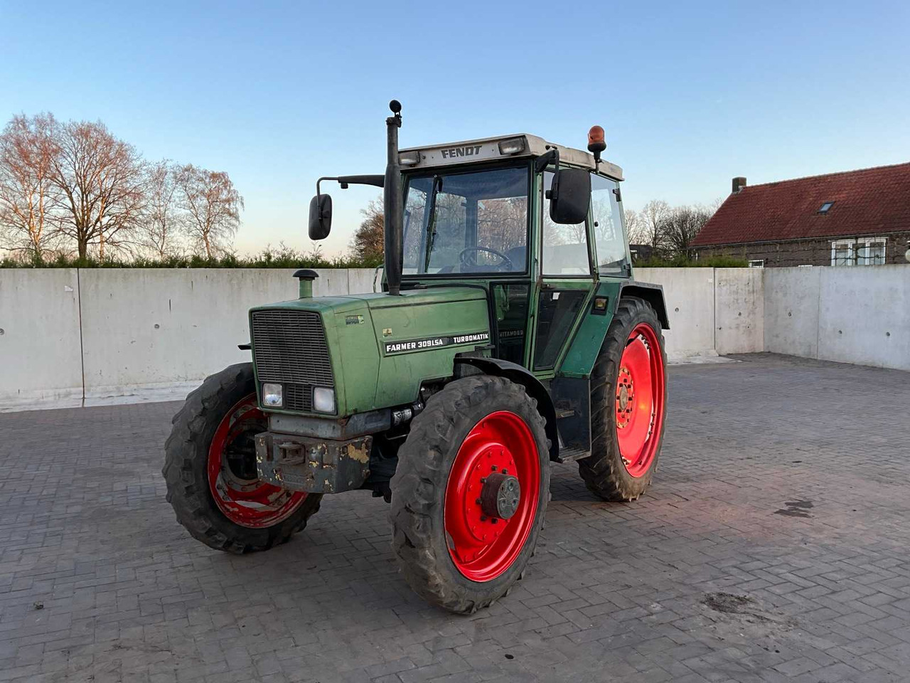 1982 FENDT ALL-WHEEL DRIVE FARM TRACTOR - Traktors: foto 1 1982 FENDT ALL-WHEEL DRIVE FARM TRACTOR - Traktors: foto 1