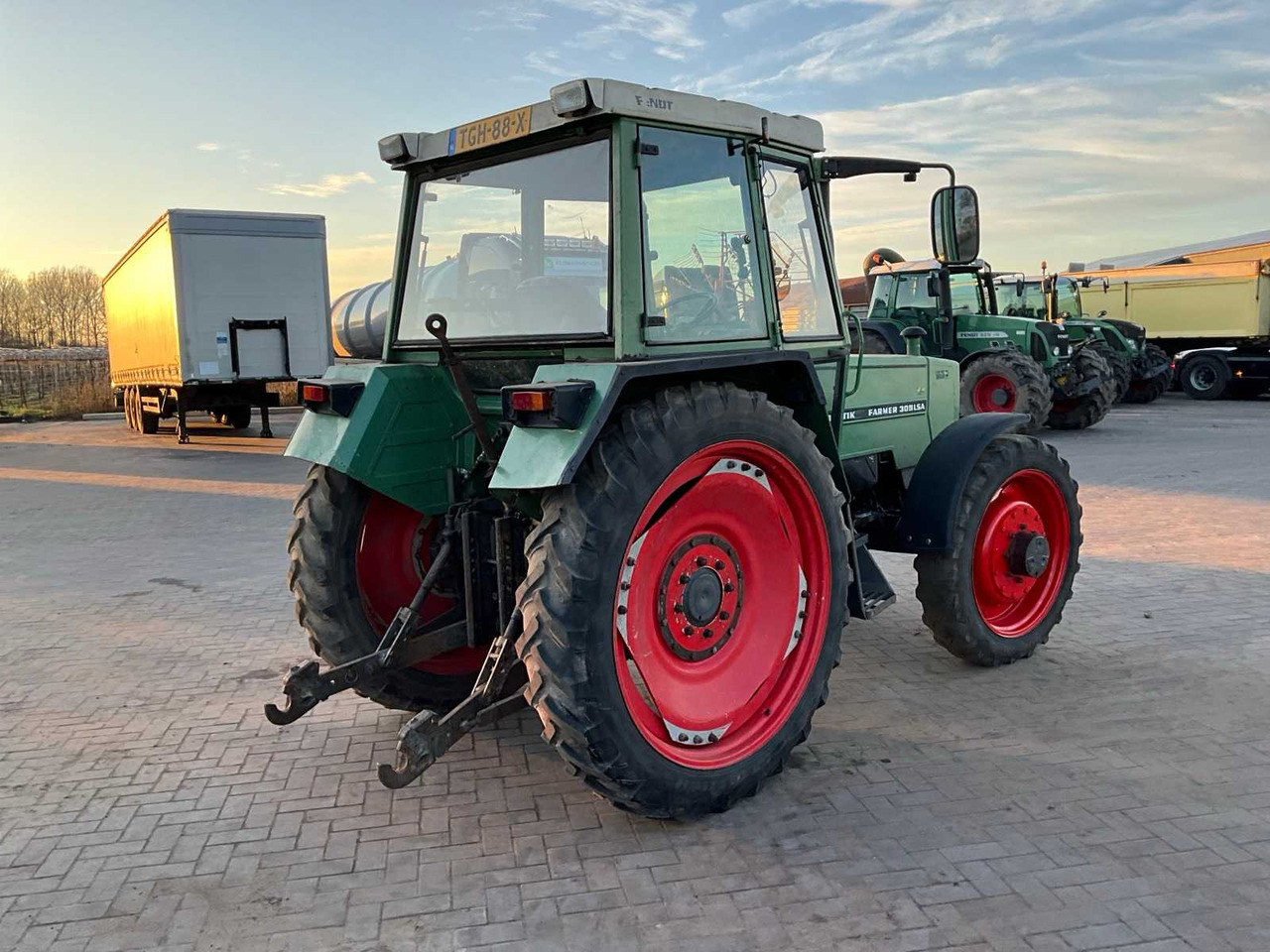 1982 FENDT ALL-WHEEL DRIVE FARM TRACTOR - Traktors: foto 5 1982 FENDT ALL-WHEEL DRIVE FARM TRACTOR - Traktors: foto 5