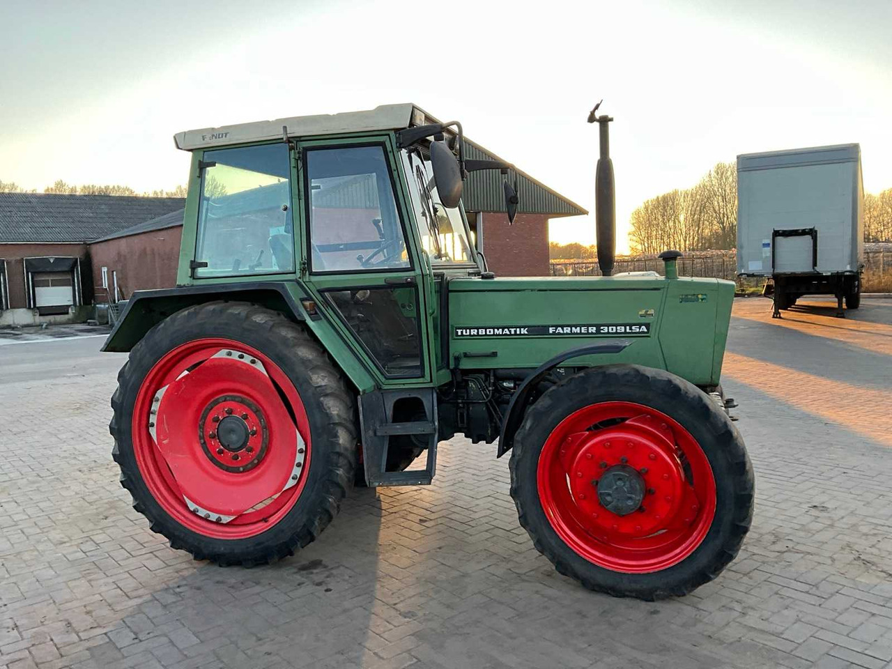 1982 FENDT ALL-WHEEL DRIVE FARM TRACTOR - Traktors: foto 4 1982 FENDT ALL-WHEEL DRIVE FARM TRACTOR - Traktors: foto 4
