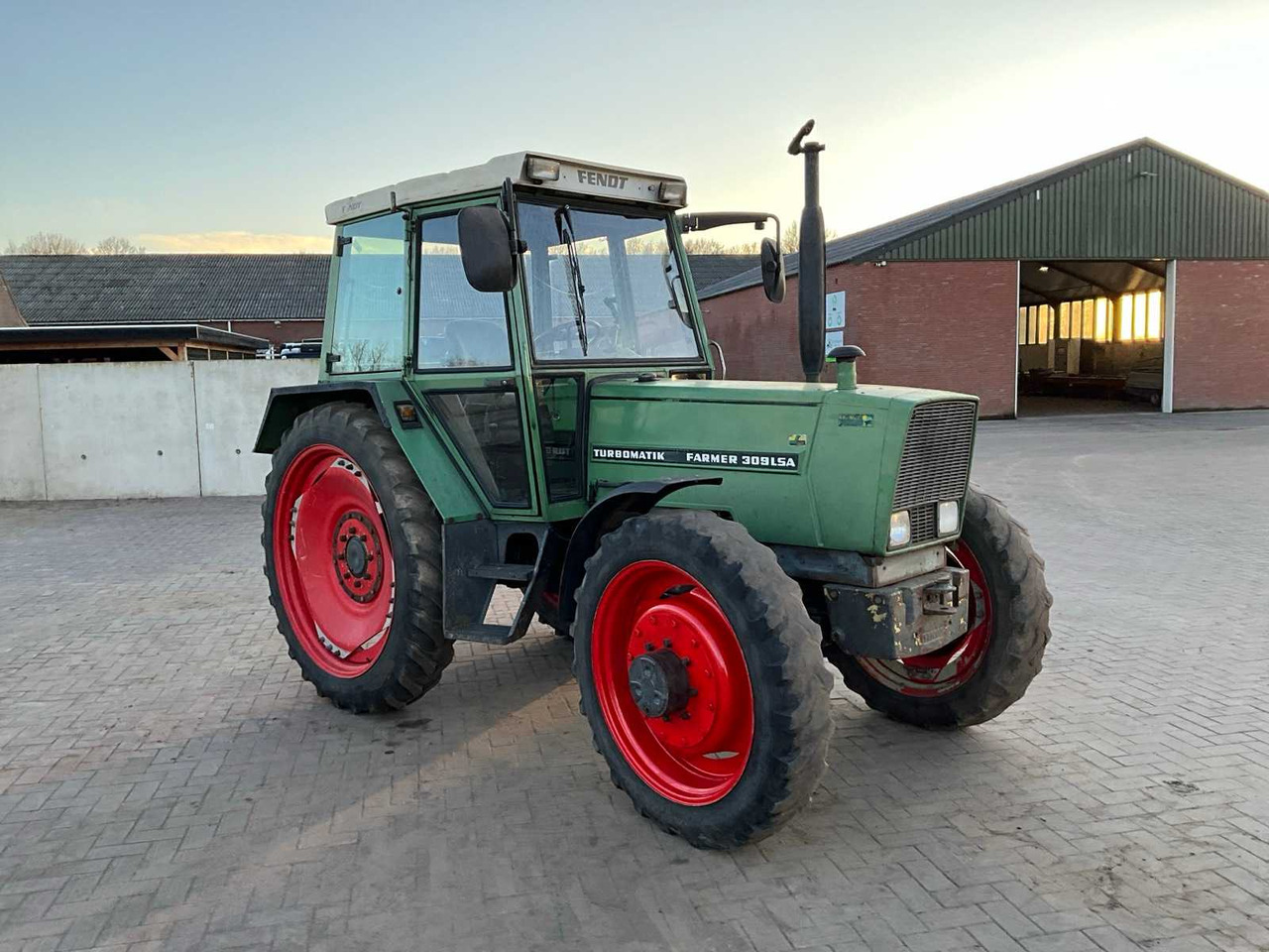 1982 FENDT ALL-WHEEL DRIVE FARM TRACTOR - Traktors: foto 3 1982 FENDT ALL-WHEEL DRIVE FARM TRACTOR - Traktors: foto 3