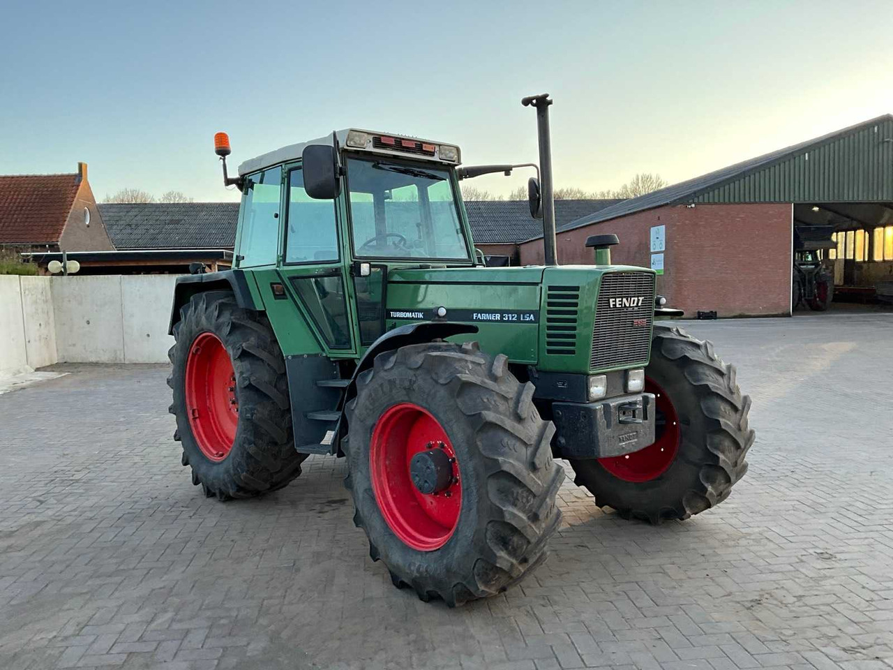 1982 FENDT FARMER 312 LSA ALL-WHEEL DRIVE FARM TRACTOR - Traktors: foto 3 1982 FENDT FARMER 312 LSA ALL-WHEEL DRIVE FARM TRACTOR - Traktors: foto 3