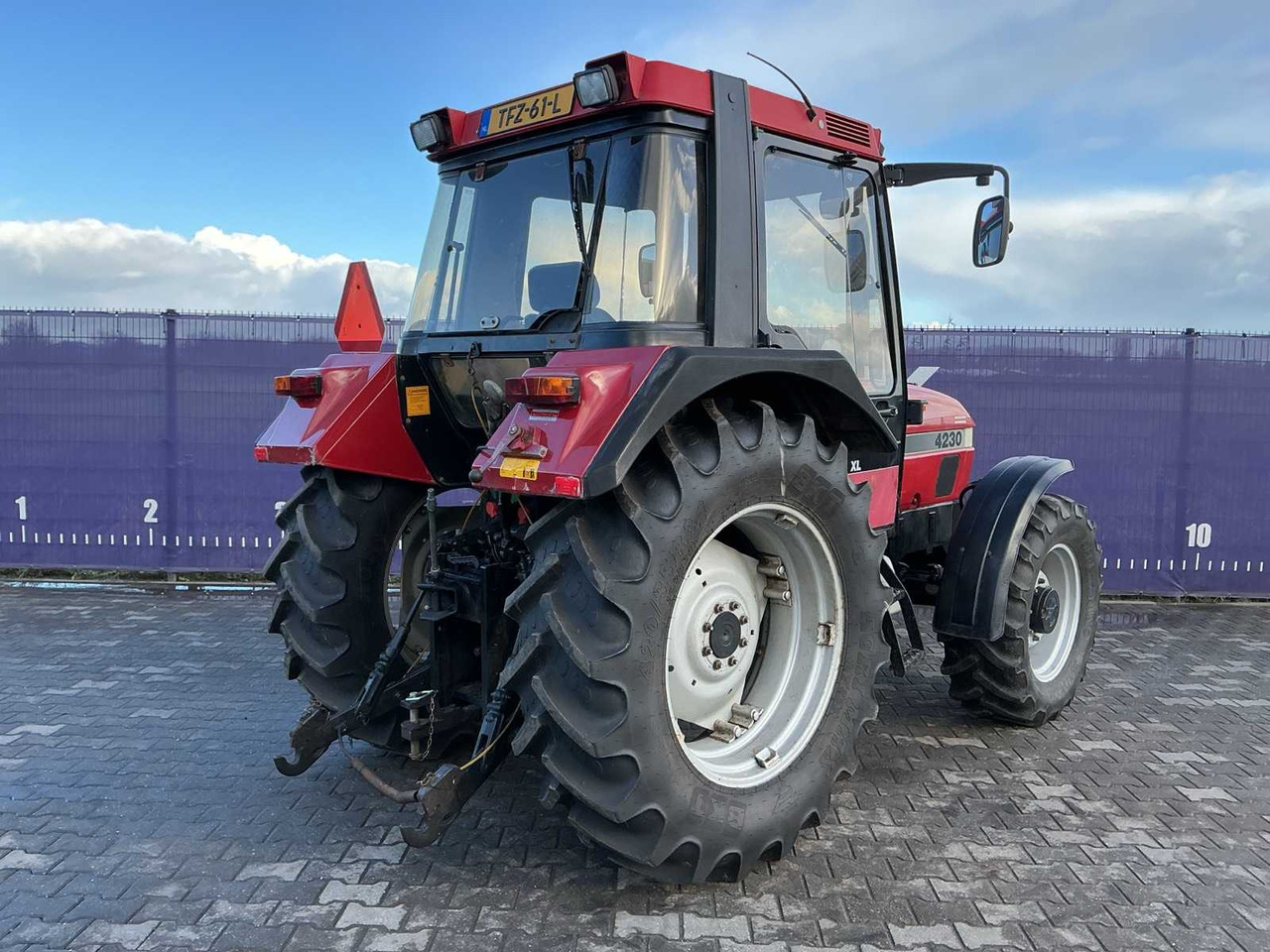 1999 CASE IH 4230 XL ALL-WHEEL DRIVE FARM TRACTOR - Traktors: foto 4 1999 CASE IH 4230 XL ALL-WHEEL DRIVE FARM TRACTOR - Traktors: foto 4
