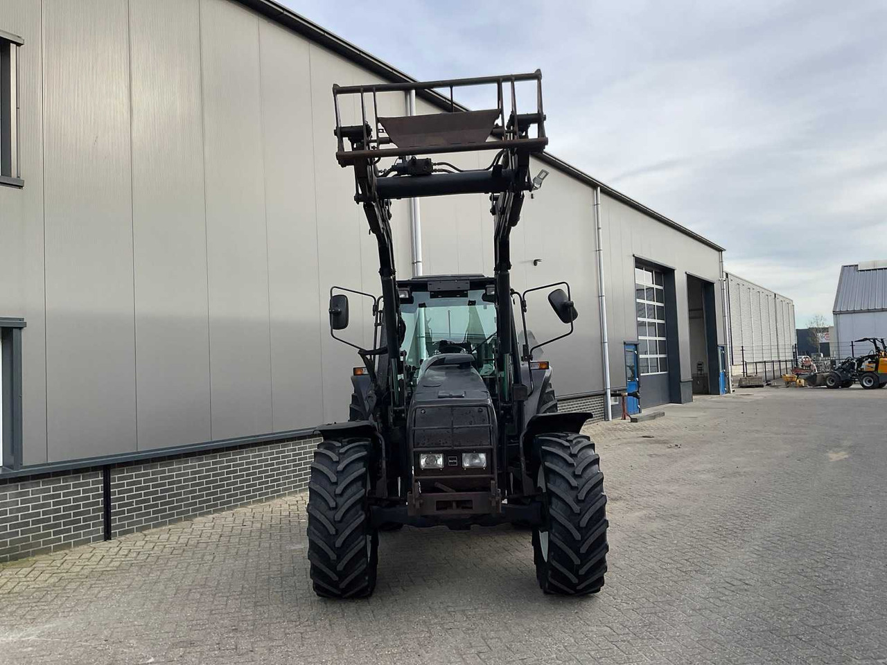 1999 VALTRA 6400 ALL-WHEEL DRIVE AGRICULTURAL TRACTOR - Traktors: foto 3 1999 VALTRA 6400 ALL-WHEEL DRIVE AGRICULTURAL TRACTOR - Traktors: foto 3