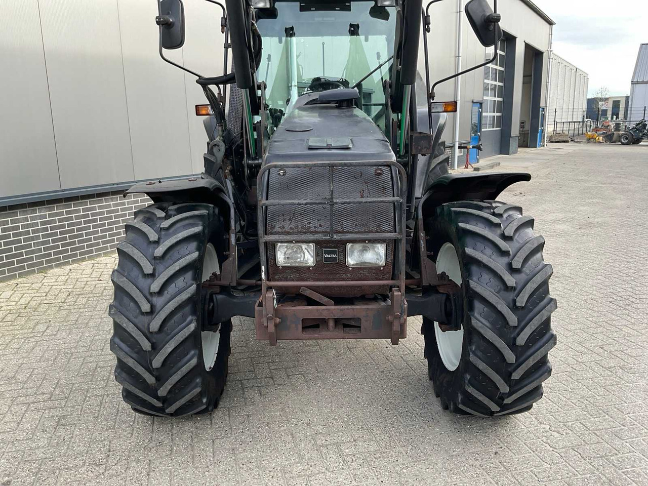 1999 VALTRA 6400 ALL-WHEEL DRIVE AGRICULTURAL TRACTOR - Traktors: foto 4 1999 VALTRA 6400 ALL-WHEEL DRIVE AGRICULTURAL TRACTOR - Traktors: foto 4