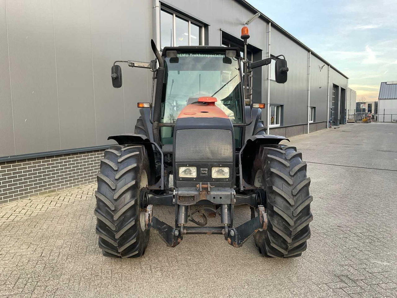 2005 VALTRA 6850 HITECH ALL-WHEEL DRIVE FARM TRACTOR - Traktors: foto 3 2005 VALTRA 6850 HITECH ALL-WHEEL DRIVE FARM TRACTOR - Traktors: foto 3
