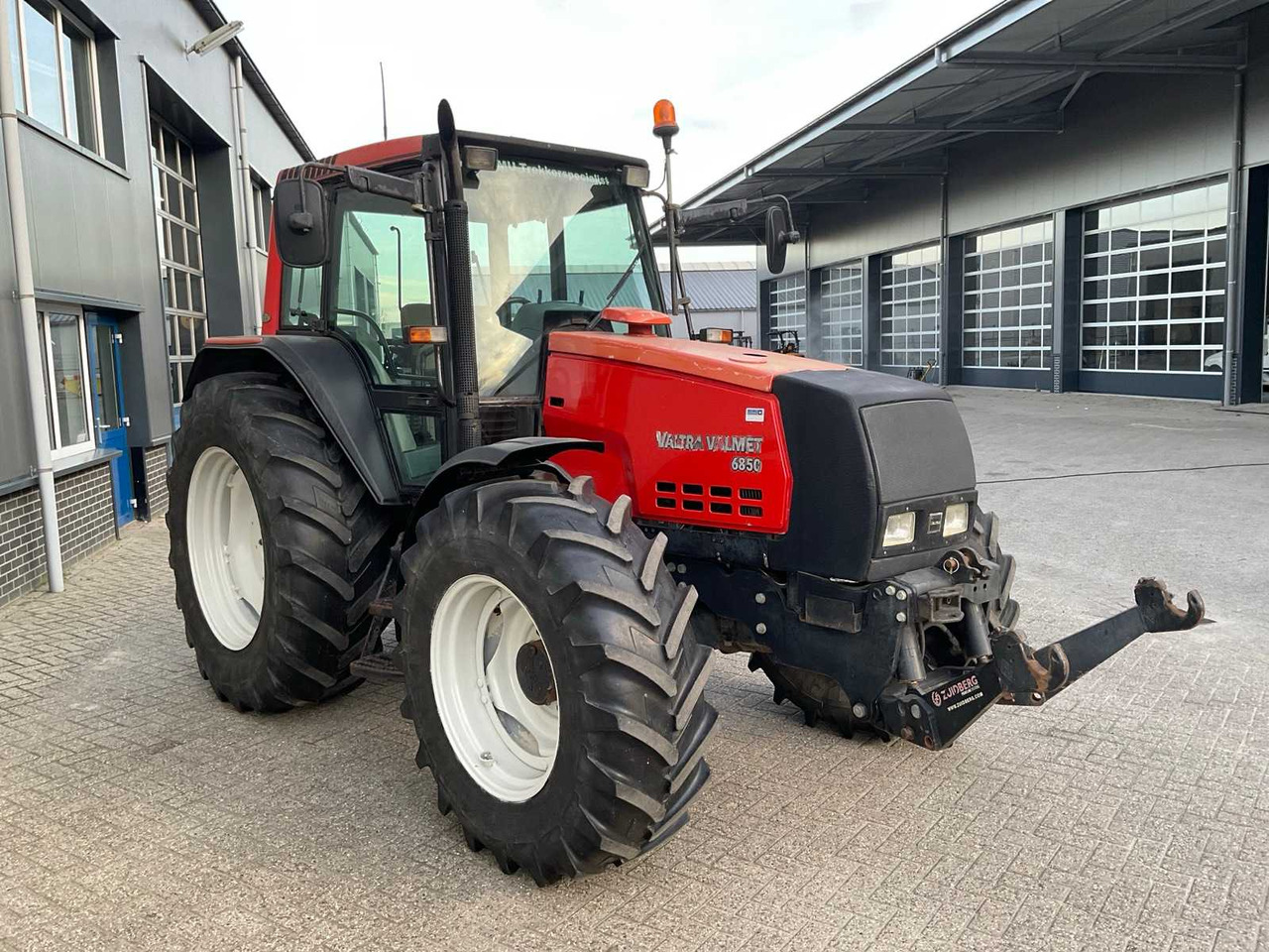 2005 VALTRA 6850 HITECH ALL-WHEEL DRIVE FARM TRACTOR - Traktors: foto 4 2005 VALTRA 6850 HITECH ALL-WHEEL DRIVE FARM TRACTOR - Traktors: foto 4