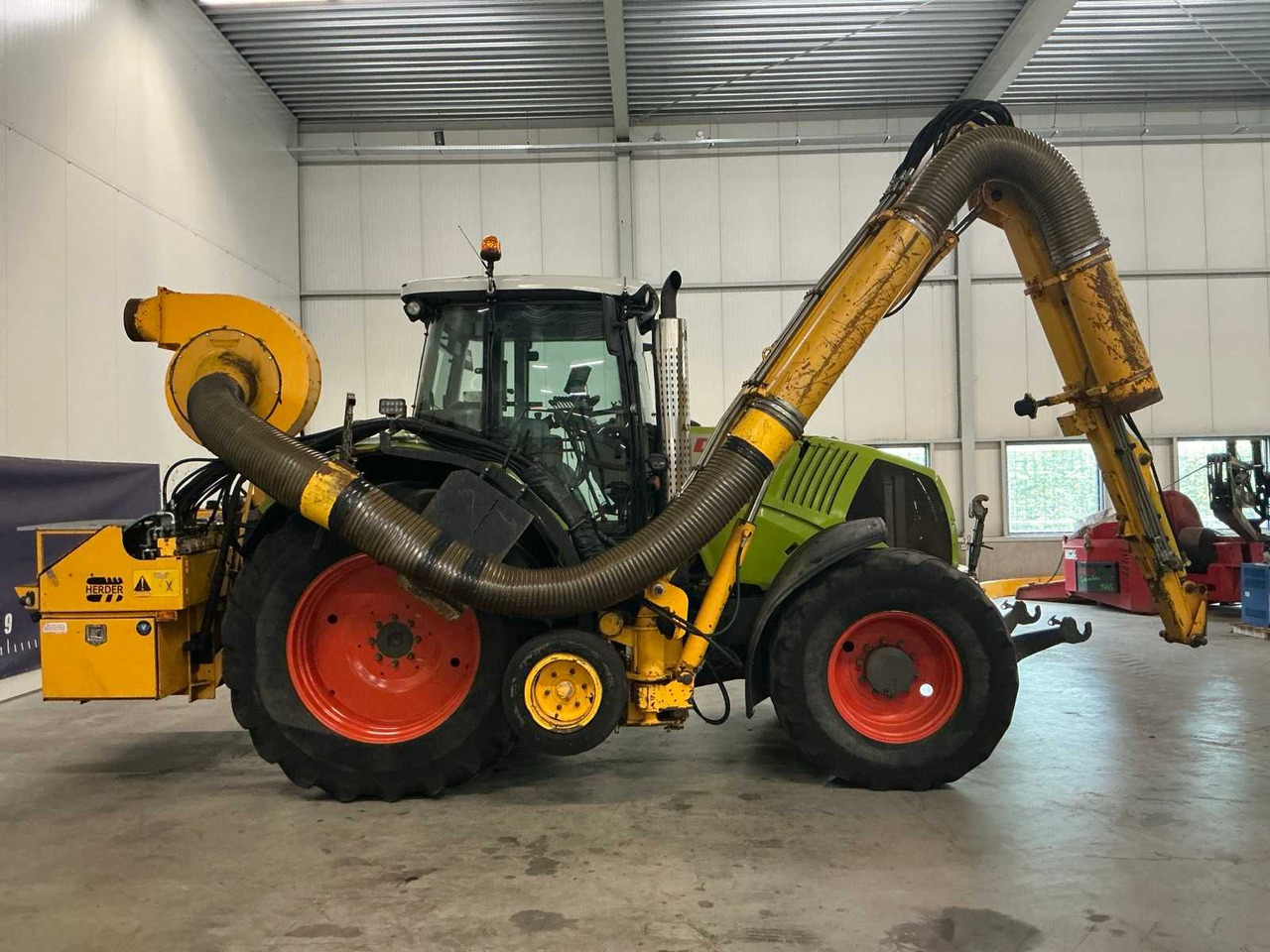 2009 CLAAS AXION 820 ALL-WHEEL DRIVE FARM TRACTOR - Traktors: foto 5 2009 CLAAS AXION 820 ALL-WHEEL DRIVE FARM TRACTOR - Traktors: foto 5