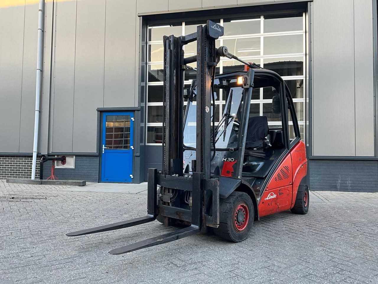 2010 LINDE H30D-01 FORKLIFT - Autokrāvējs: foto 1 2010 LINDE H30D-01 FORKLIFT - Autokrāvējs: foto 1