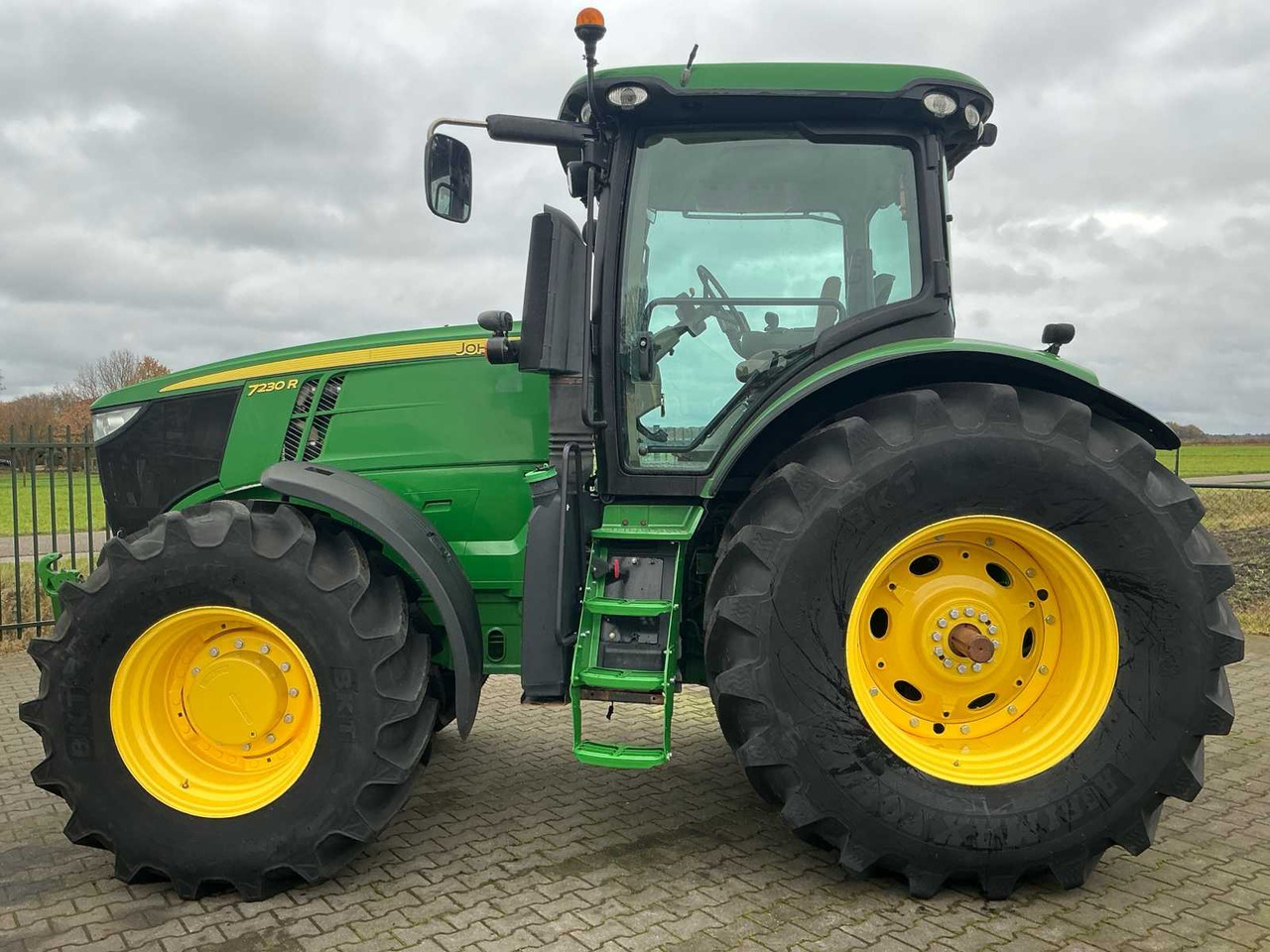 2012 JOHN DEERE 7230 R ALL-WHEEL DRIVE FARM TRACTOR - Traktors: foto 5 2012 JOHN DEERE 7230 R ALL-WHEEL DRIVE FARM TRACTOR - Traktors: foto 5