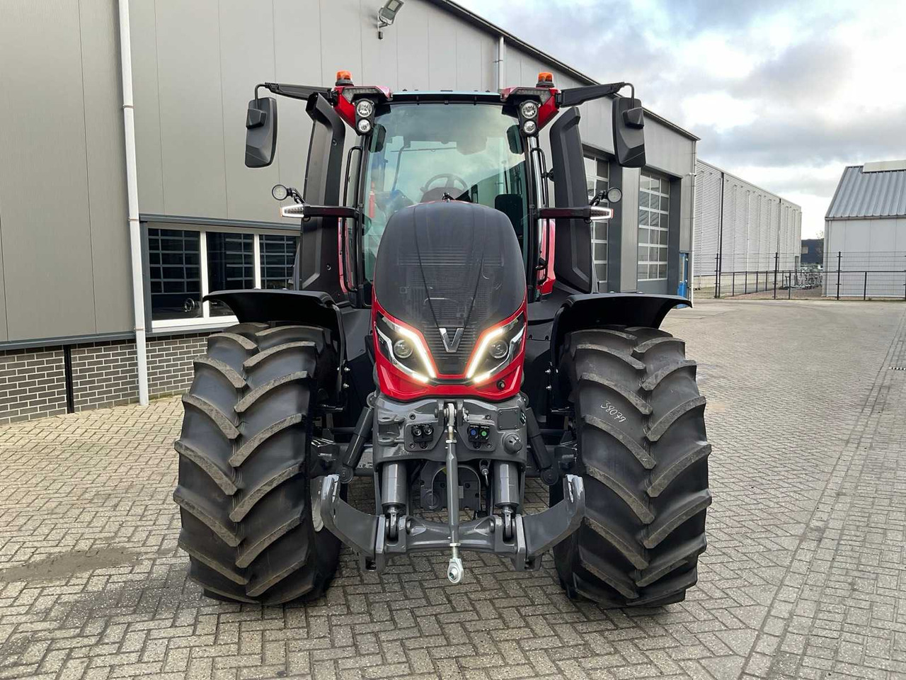 2024 VALTRA Q225 ALL-WHEEL DRIVE FARM TRACTOR - Traktors: foto 3 2024 VALTRA Q225 ALL-WHEEL DRIVE FARM TRACTOR - Traktors: foto 3