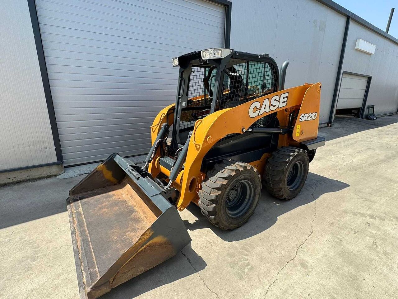 CASE SR210 COMPACT LOADER WITH RADIAL LIFT GEOMETRY - Kāpurķēžu kompaktiekrāvējs: foto 1 CASE SR210 COMPACT LOADER WITH RADIAL LIFT GEOMETRY - Kāpurķēžu kompaktiekrāvējs: foto 1