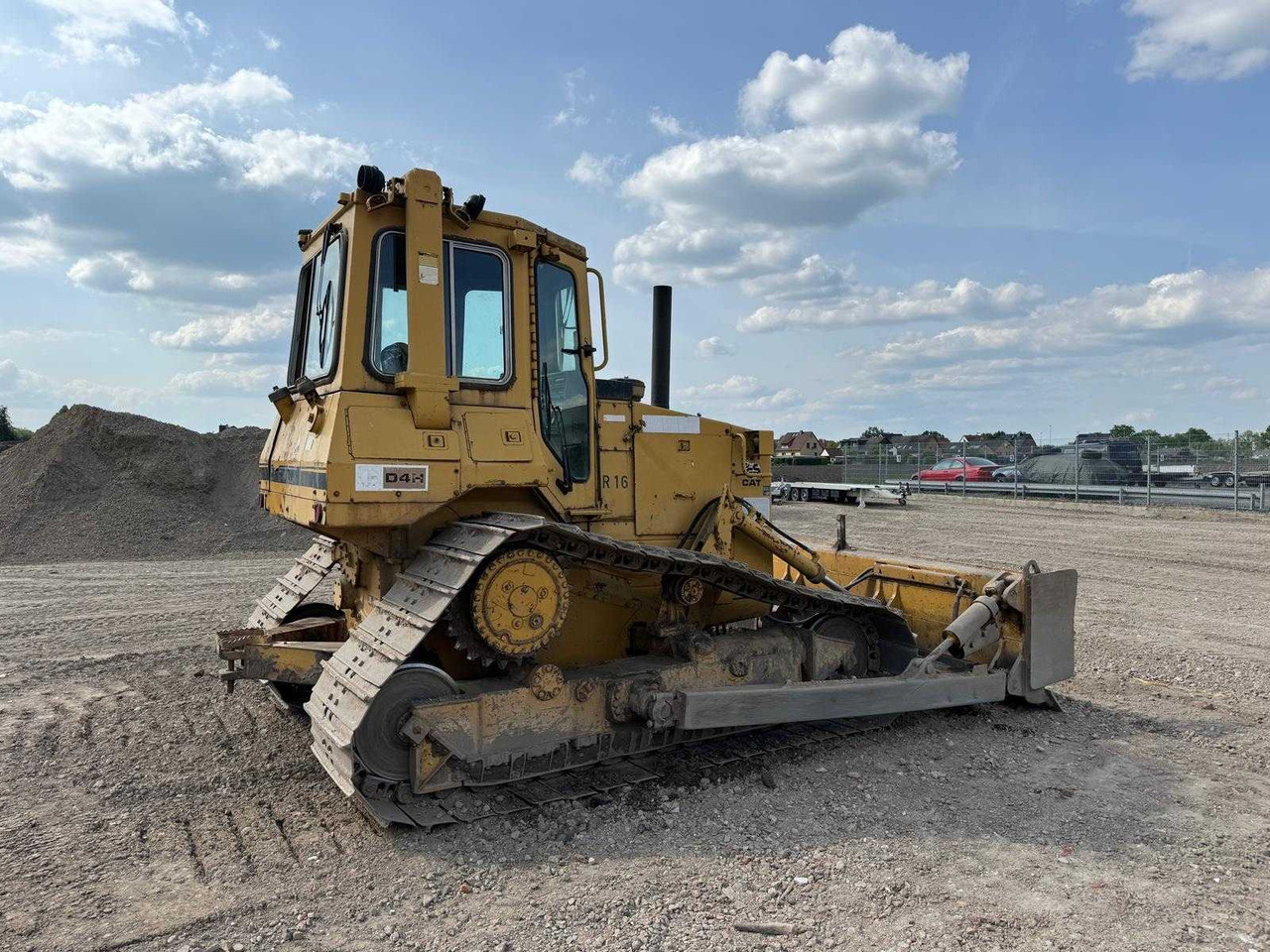 CATERPILLAR D4H BULLDOZER, YEAR 1986 - Buldozers: foto 2 CATERPILLAR D4H BULLDOZER, YEAR 1986 - Buldozers: foto 2
