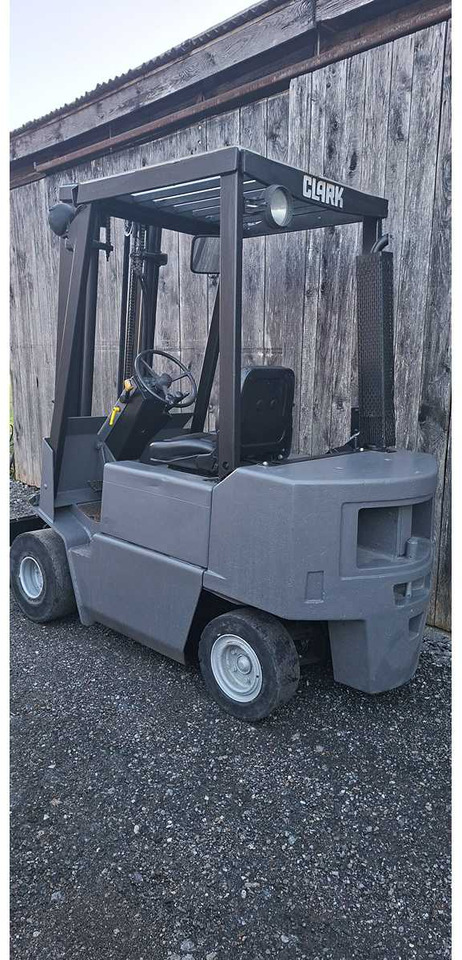 CLARK - DPM 20 SB - 1990 - FORKLIFT - Autokrāvējs: foto 2 CLARK - DPM 20 SB - 1990 - FORKLIFT - Autokrāvējs: foto 2