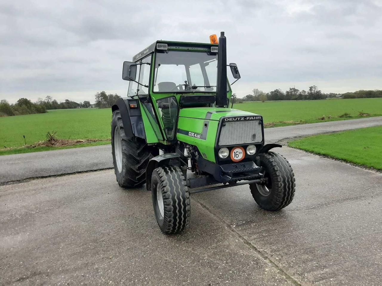 Deutz-Fahr DX 4.30 - Traktors: foto 3 Deutz-Fahr DX 4.30 - Traktors: foto 3