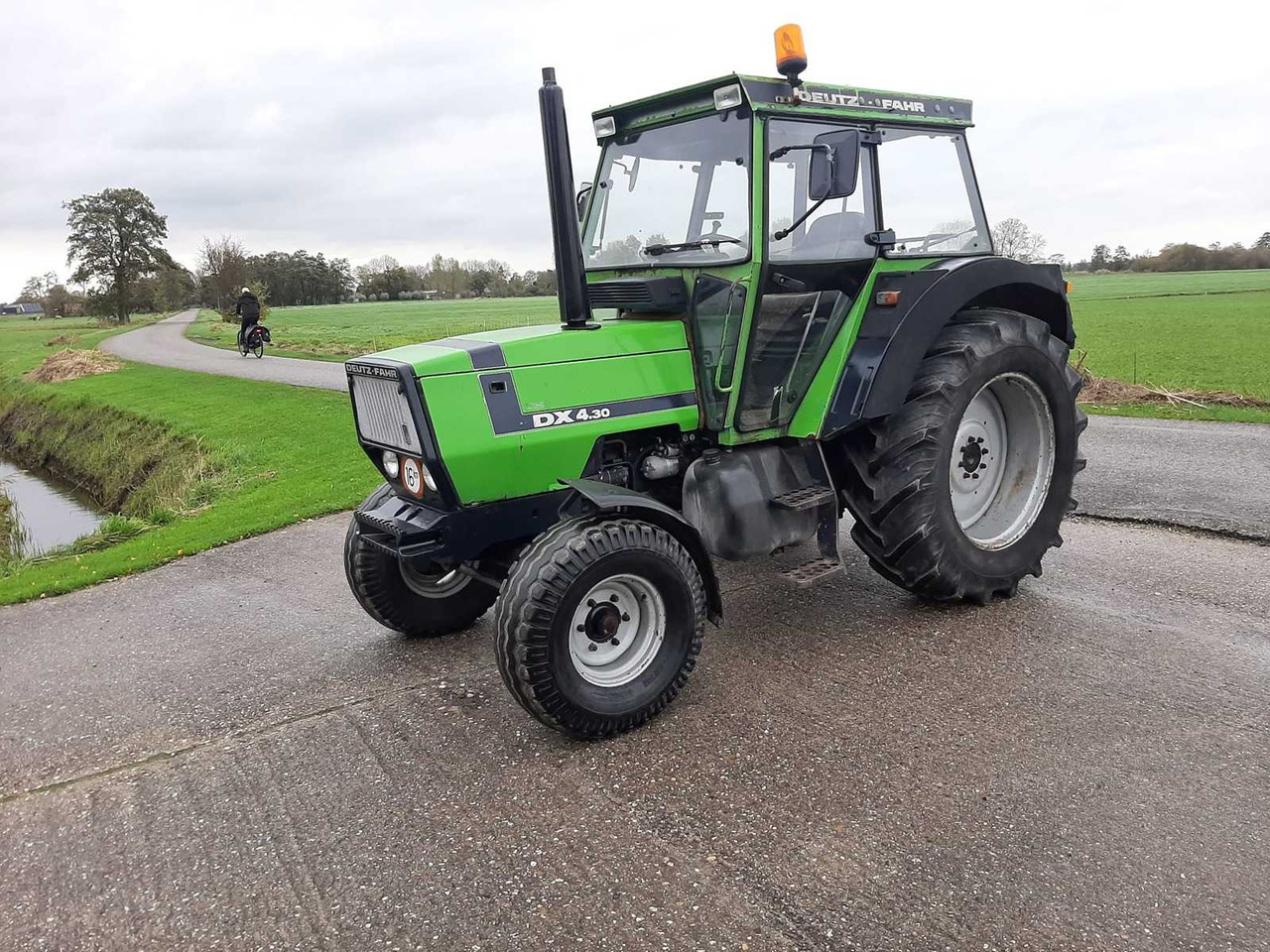 Deutz-Fahr DX 4.30 - Traktors: foto 2 Deutz-Fahr DX 4.30 - Traktors: foto 2