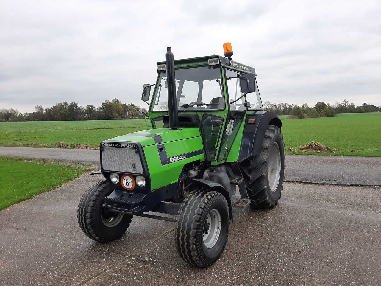 Deutz-Fahr DX 4.30 - Traktors: foto 1 Deutz-Fahr DX 4.30 - Traktors: foto 1