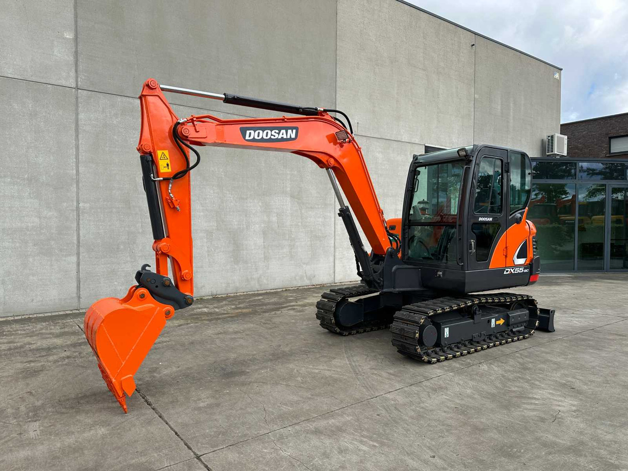 Doosan DX55-9C - Kāpurķēžu ekskavators: foto 1 Doosan DX55-9C - Kāpurķēžu ekskavators: foto 1