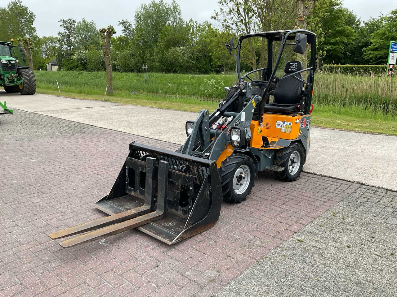 Giant G1200 - Riteņu iekrāvējs: foto 1 Giant G1200 - Riteņu iekrāvējs: foto 1