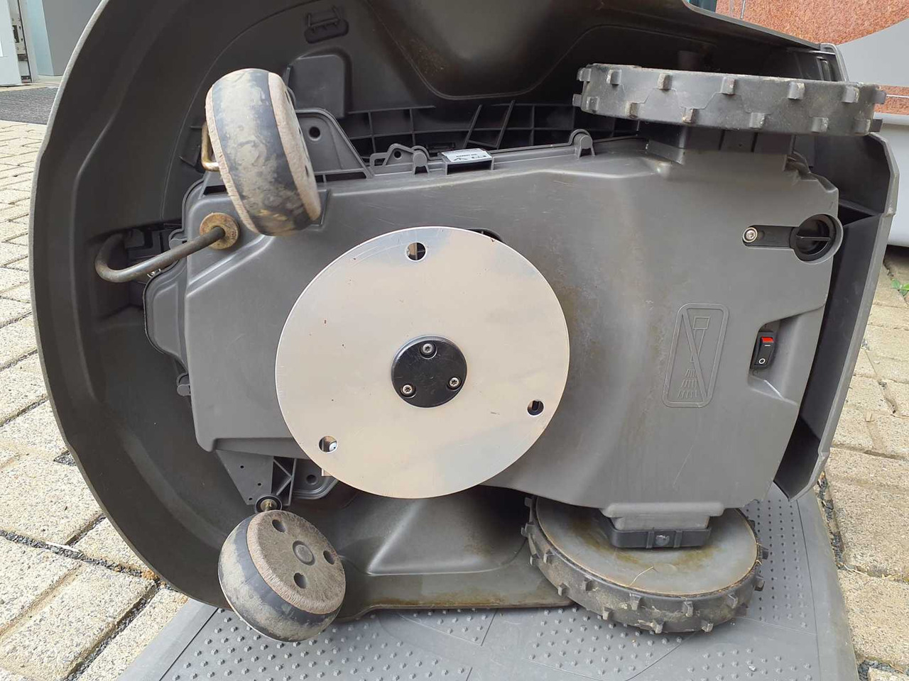 Husqvarna Automower 315 - Zāles pļāvējs: foto 4 Husqvarna Automower 315 - Zāles pļāvējs: foto 4