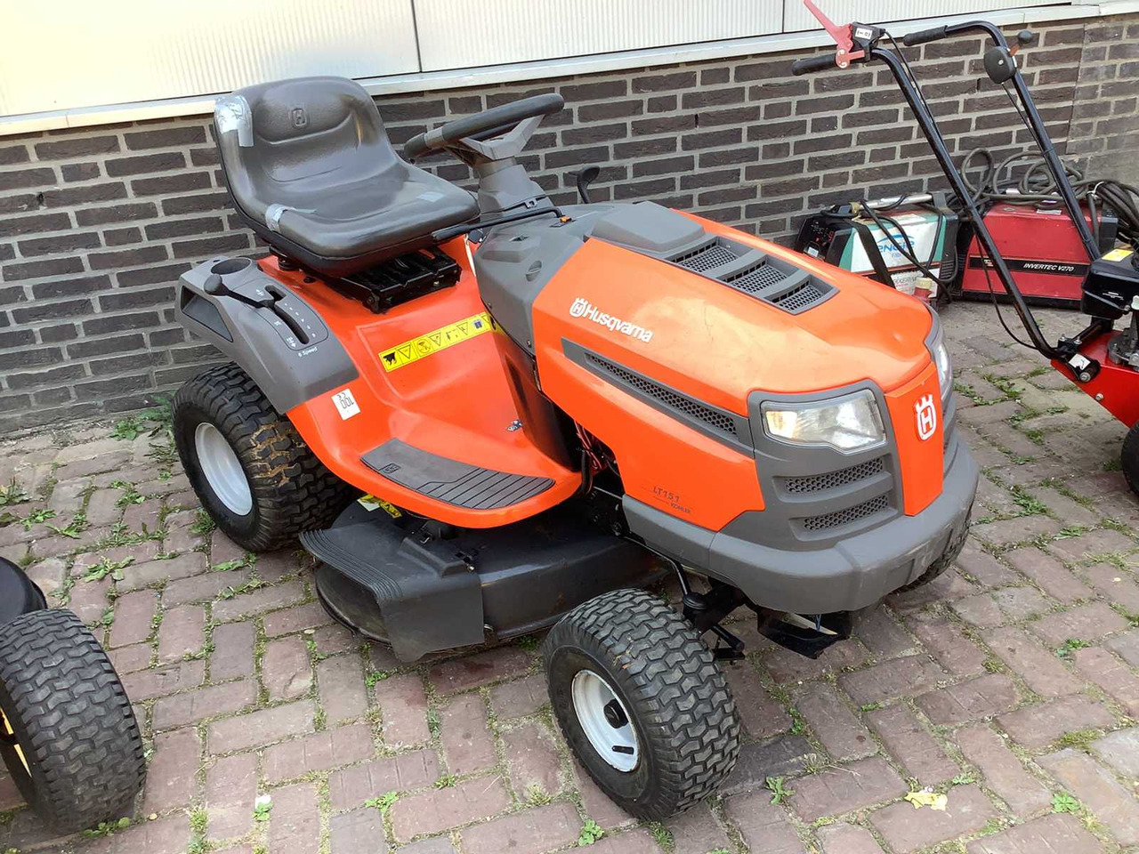 Husqvarna LT5 - Zāles pļāvējs: foto 2 Husqvarna LT5 - Zāles pļāvējs: foto 2