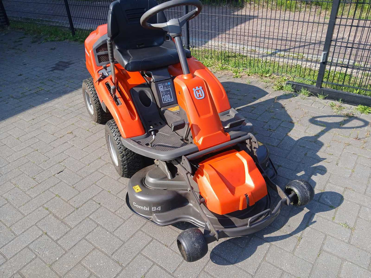 Husqvarna R213c - Zāles pļāvējs: foto 5 Husqvarna R213c - Zāles pļāvējs: foto 5