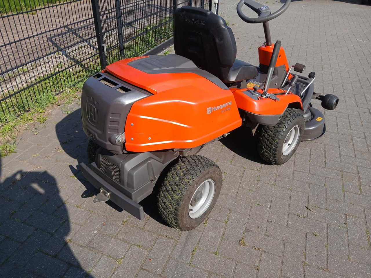 Husqvarna R213c - Zāles pļāvējs: foto 3 Husqvarna R213c - Zāles pļāvējs: foto 3