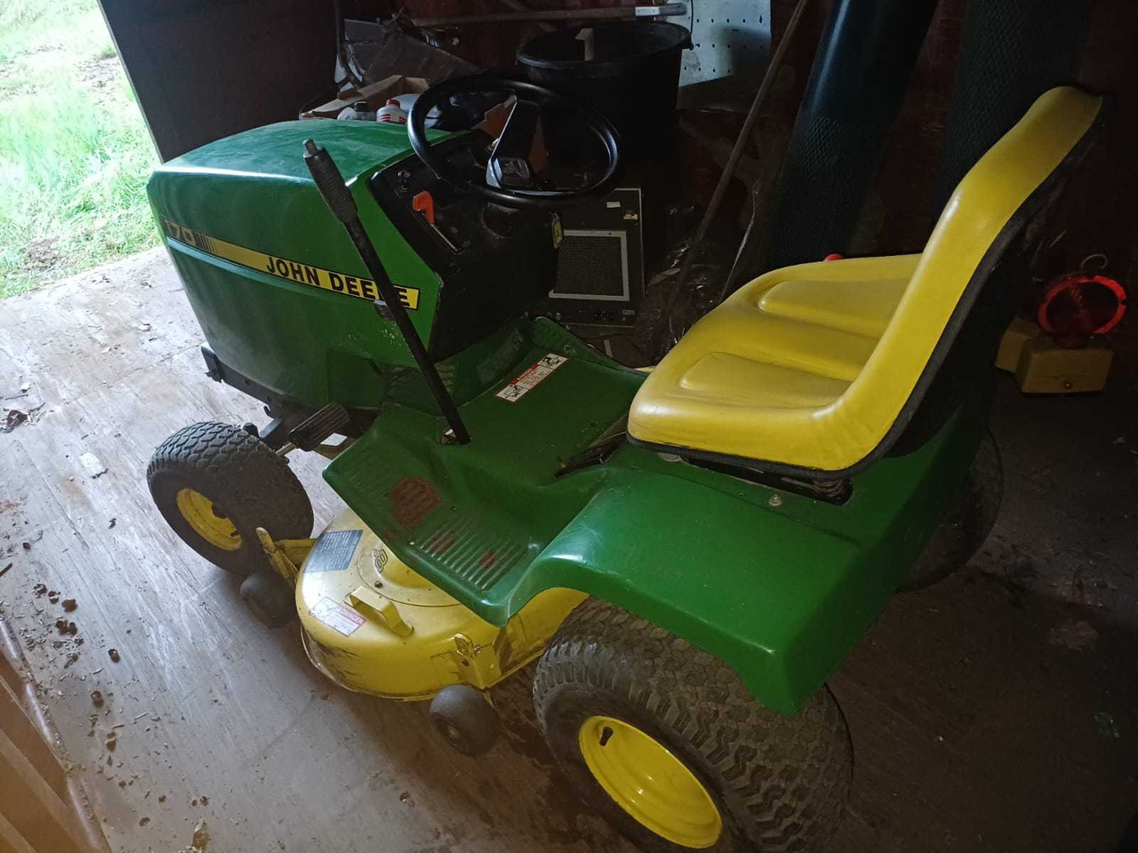John Deere 170 - Zāles pļāvējs: foto 2 John Deere 170 - Zāles pļāvējs: foto 2
