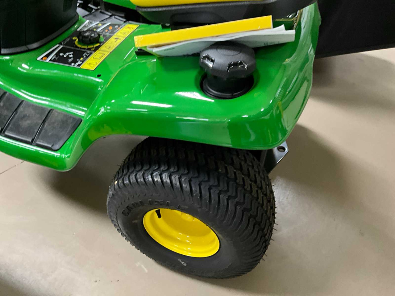 John Deere X350 - Zāles pļāvējs: foto 5 John Deere X350 - Zāles pļāvējs: foto 5
