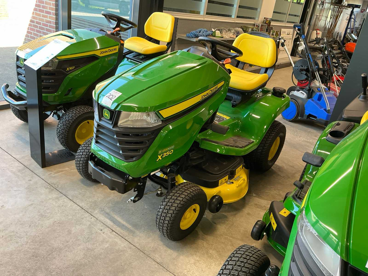 John Deere X350 - Zāles pļāvējs: foto 1 John Deere X350 - Zāles pļāvējs: foto 1
