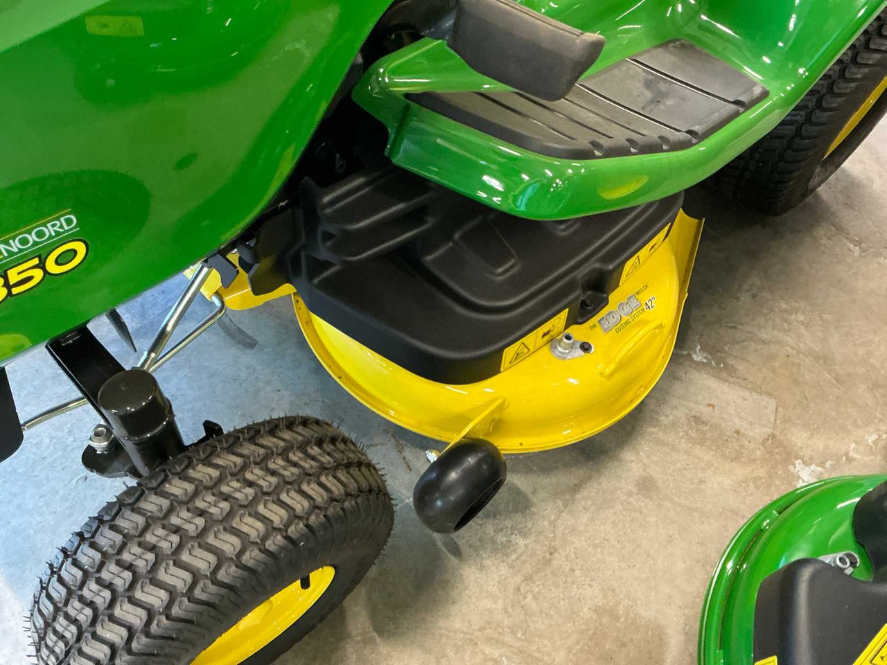 John Deere X350 - Zāles pļāvējs: foto 4 John Deere X350 - Zāles pļāvējs: foto 4