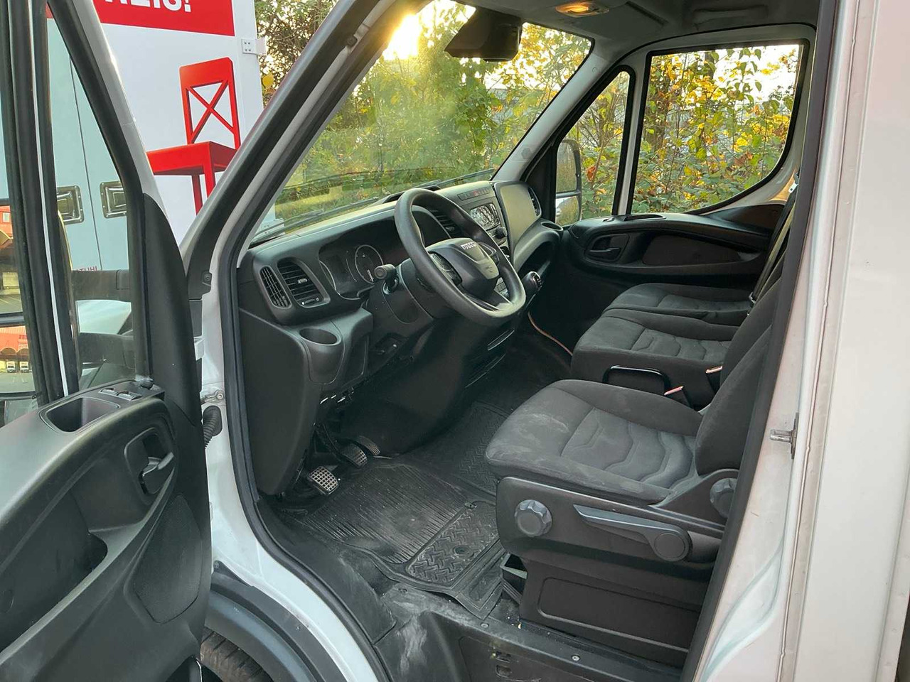 Komercauto 2021 IVECO 355 FLEXBOX VANS: foto 13