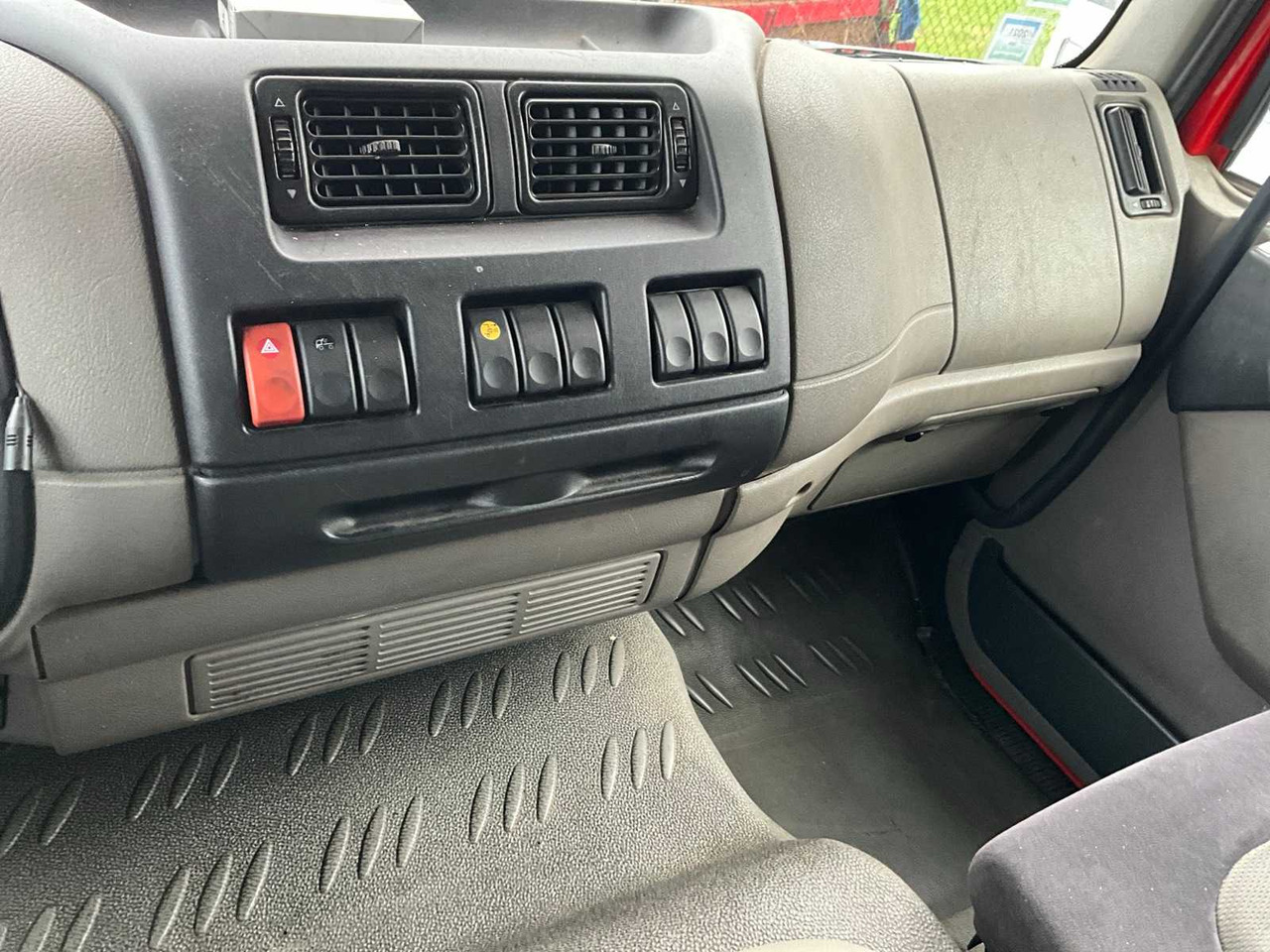 Kravas automašīna 2010 DAF LF 55.250 - HYDRAULIC TAIL LIFT - 183000KM: foto 37