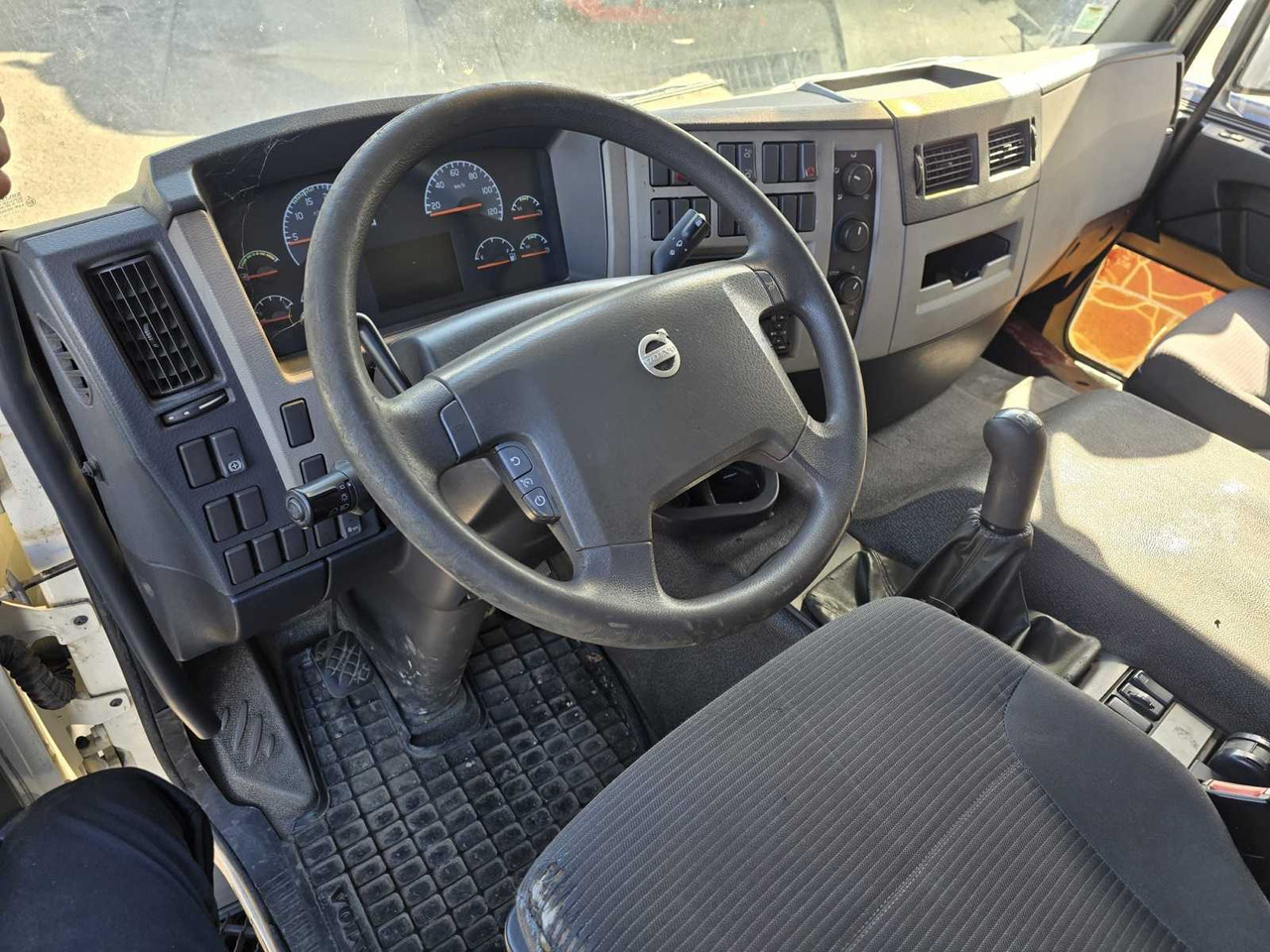 2010 VOLVO FE260 - RIGID WITH TAILGATE - 7.1L DIESEL – AIR-CONDITIONED - Kravas automašīna: foto 5 2010 VOLVO FE260 - RIGID WITH TAILGATE - 7.1L DIESEL – AIR-CONDITIONED - Kravas automašīna: foto 5