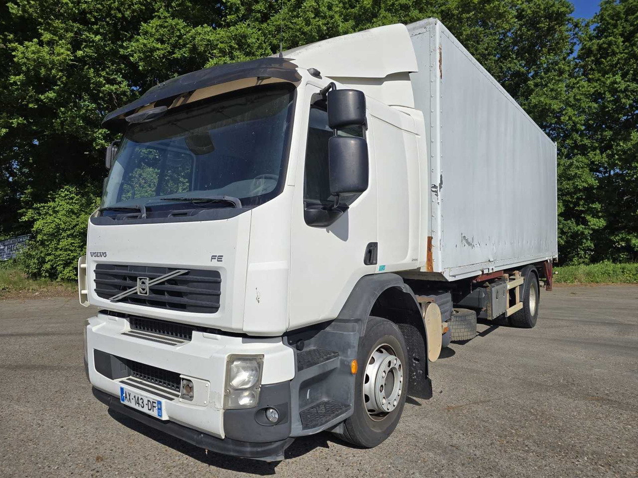 2010 VOLVO FE260 - RIGID WITH TAILGATE - 7.1L DIESEL – AIR-CONDITIONED - Kravas automašīna: foto 1 2010 VOLVO FE260 - RIGID WITH TAILGATE - 7.1L DIESEL – AIR-CONDITIONED - Kravas automašīna: foto 1